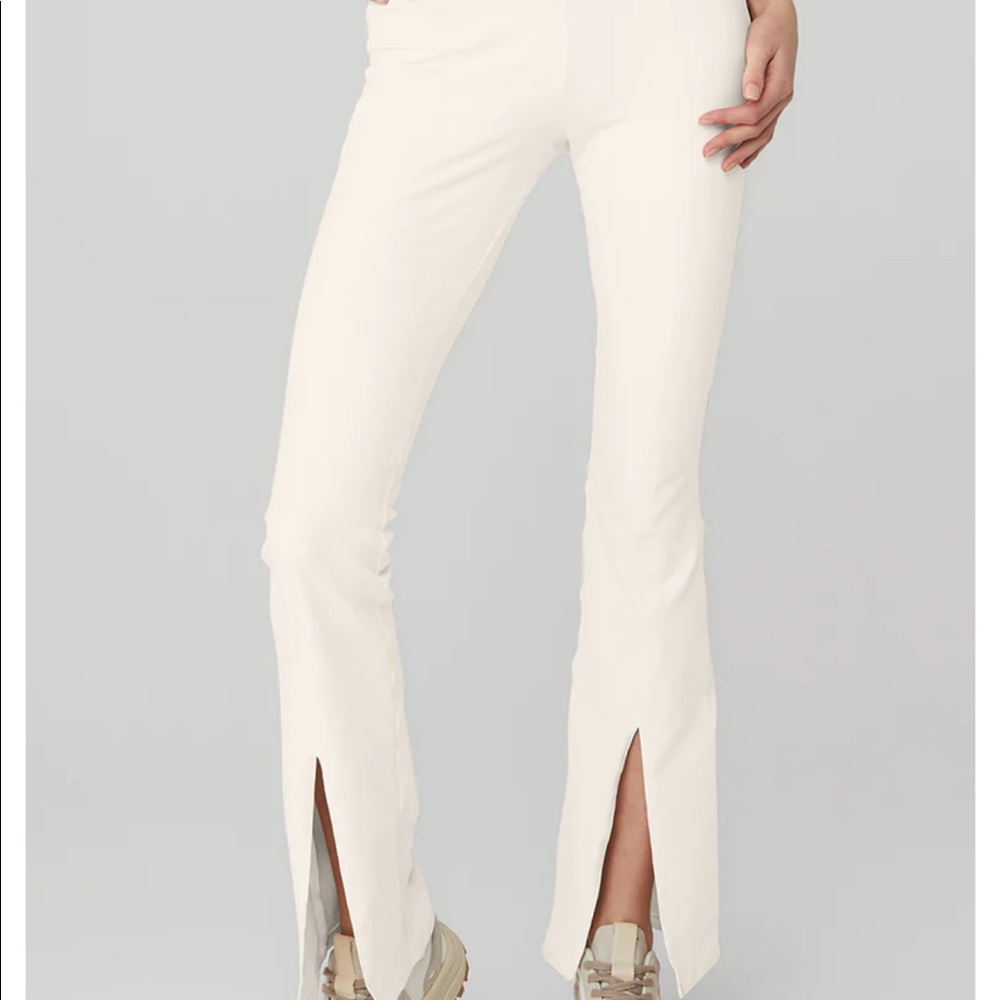 Alo Airbrush High-Waist Flutter Legging (ivory)